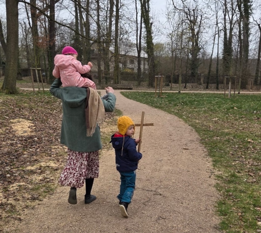 26_04_15-krizova_cesta_deti-pani_dite_zezadu.jpg