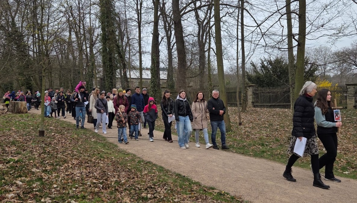26_04_15-krizova_cesta_deti-pruvod.jpg